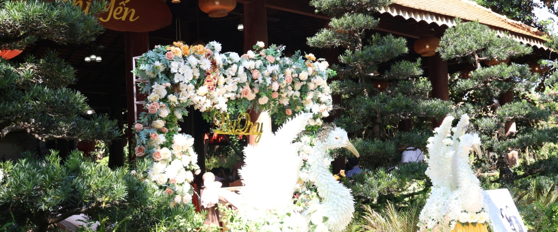 Tiệc Cưới Trong Sảnh